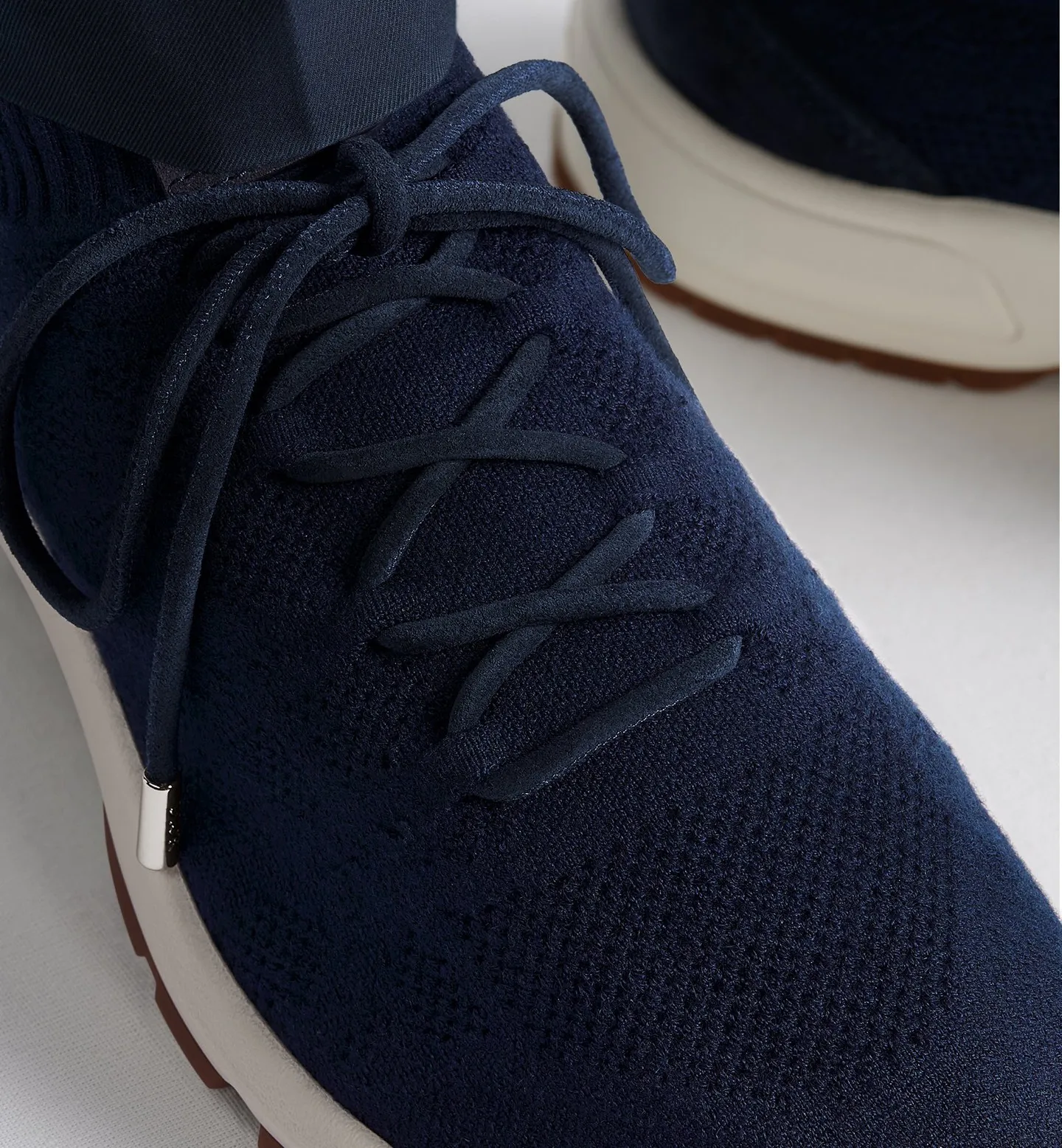 [Dior Dior] Top P: 580💰 Size: 39-44 (customized at 45.46) DIOR Dior B80 Lounge sneakers 2025 autumn and winter men's series new products. The simple silhouette and details are inspired by Dior's haute couture style. They are carefully made of cashmere, sheep wool, mulberry silk mixed jun knitted fabrics. Decorated with Dior's classic cannage pattern. Tonal suede stitching on the back and Dior embossed patch on the tongue enhance the style. TPU foam outsole.